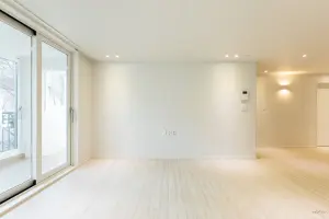 따뜻한 조명의 화이트 미니멀 거실 인테리어